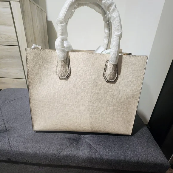 Michael Kors Beige Leather Tote with Gold Logo - Picture 3 of 5